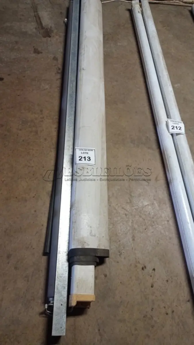 LOTE 213 - 02 TELAS DE PROJEÇÃO. (NO ESTADO) ATENÇÃO! FAZER A VISITAÇÃO ANTES DE ARREMATAR, NÃO SABEMOS SE FUNCIONA, LEILÃO NÃO TEM GARANTIA E NEM DEVOLUÇÃO, SUJEITO A POSSÍVEIS AVARIAS VISÍVEIS/OCULTAS E/OU AUSÊNCIA DE COMPONENTES.