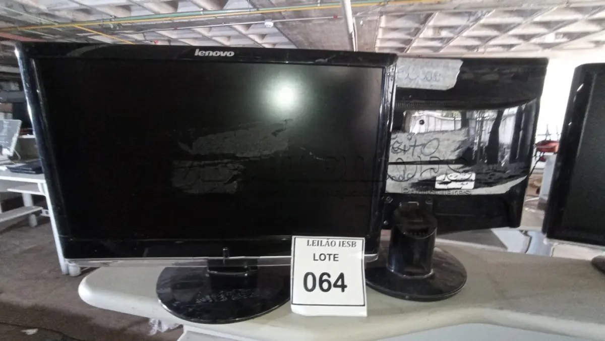 LOTE 064 - 01 MONITOR LG E 01 MONITOR LENOVO. (NO ESTADO) ATENÇÃO! FAZER A VISITAÇÃO ANTES DE ARREMATAR, NÃO SABEMOS SE FUNCIONA, LEILÃO NÃO TEM GARANTIA E NEM DEVOLUÇÃO, SUJEITO A POSSÍVEIS AVARIAS VISÍVEIS/OCULTAS E/OU AUSÊNCIA DE COMPONENTES.