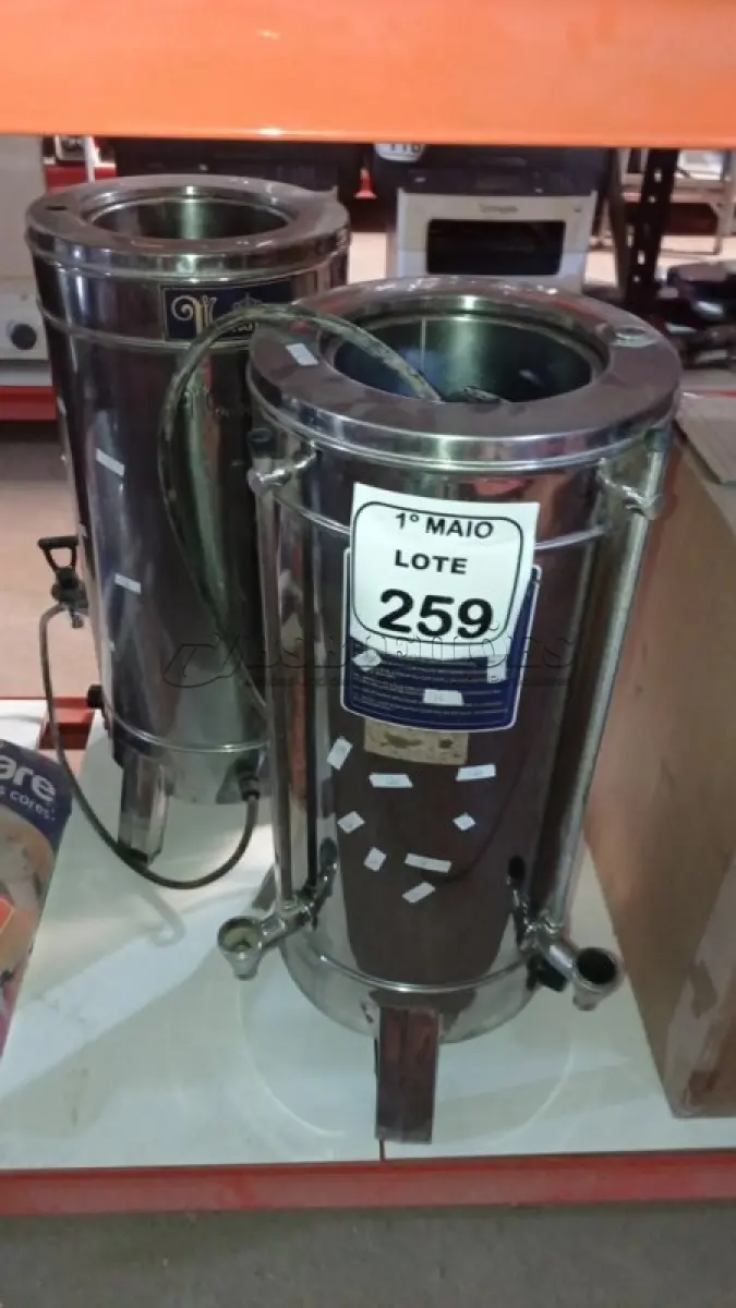 LOTE 259 - 02 CAFETEIRAS INDUSTRIAIS EM INOX. (NO ESTADO) ATENÇÃO! FAZER A VISITAÇÃO ANTES DE ARREMATAR, NÃO SABEMOS SE FUNCIONA, LEILÃO NÃO TEM GARANTIA E NEM DEVOLUÇÃO, SUJEITO A POSSÍVEIS AVARIAS VISÍVEIS/OCULTAS E/OU AUSÊNCIA DE COMPONENTES.