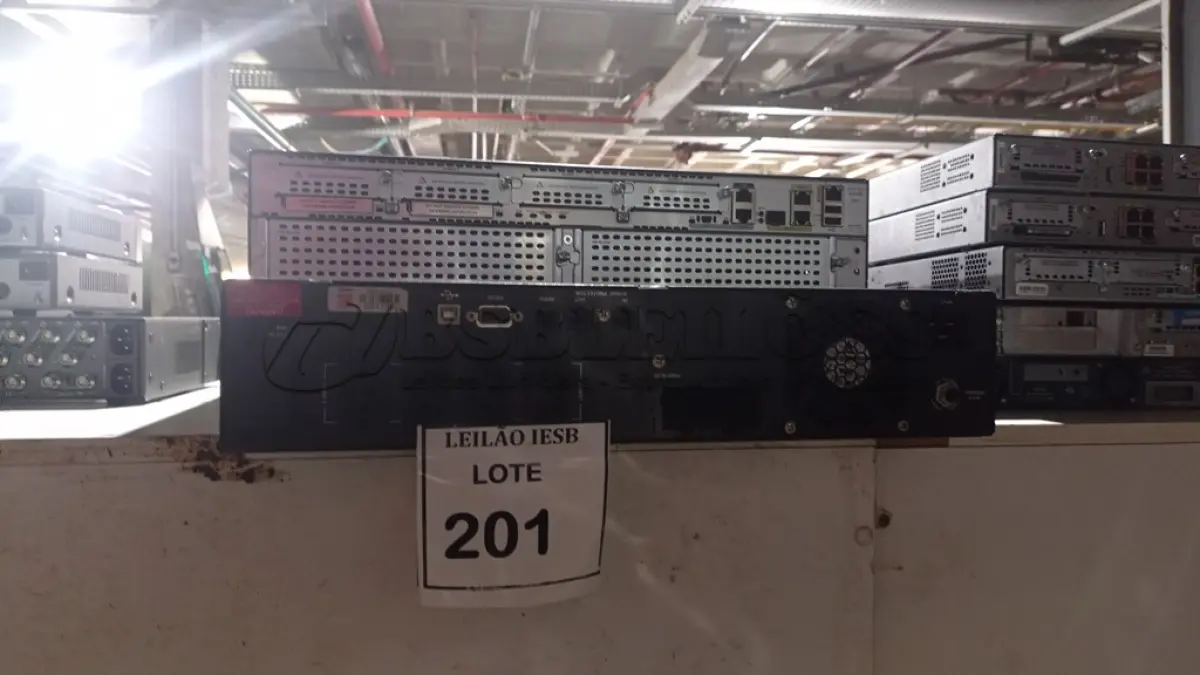 LOTE 201 - 01 ROTEADOR CISCO 2900ISR E 01 NOBREAK PARA SERVIDOR. (NO ESTADO) ATENÇÃO! FAZER A VISITAÇÃO ANTES DE ARREMATAR, NÃO SABEMOS SE FUNCIONA, LEILÃO NÃO TEM GARANTIA E NEM DEVOLUÇÃO, SUJEITO A POSSÍVEIS AVARIAS VISÍVEIS/OCULTAS E/OU AUSÊNCIA DE COMPONENTES.