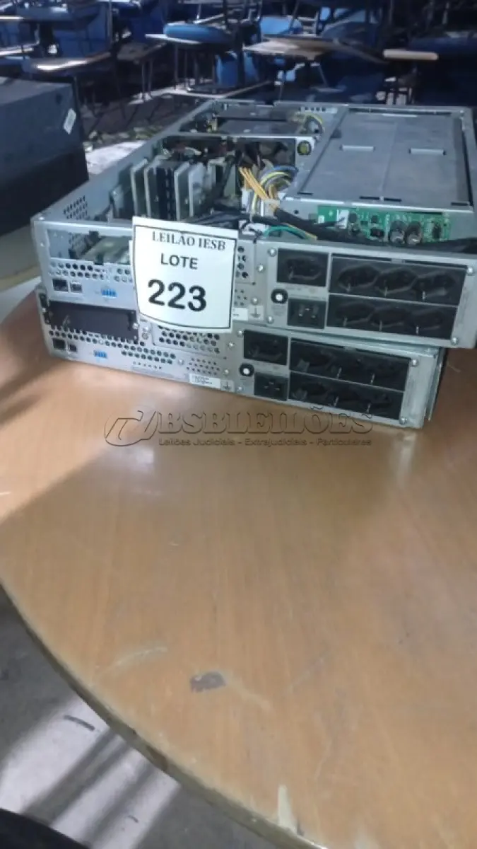 LOTE 223 - 02 NOBREAKS PARA SERVIDOS COM AVARIAS. (NO ESTADO) ATENÇÃO! FAZER A VISITAÇÃO ANTES DE ARREMATAR, NÃO SABEMOS SE FUNCIONA, LEILÃO NÃO TEM GARANTIA E NEM DEVOLUÇÃO, SUJEITO A POSSÍVEIS AVARIAS VISÍVEIS/OCULTAS E/OU AUSÊNCIA DE COMPONENTES.