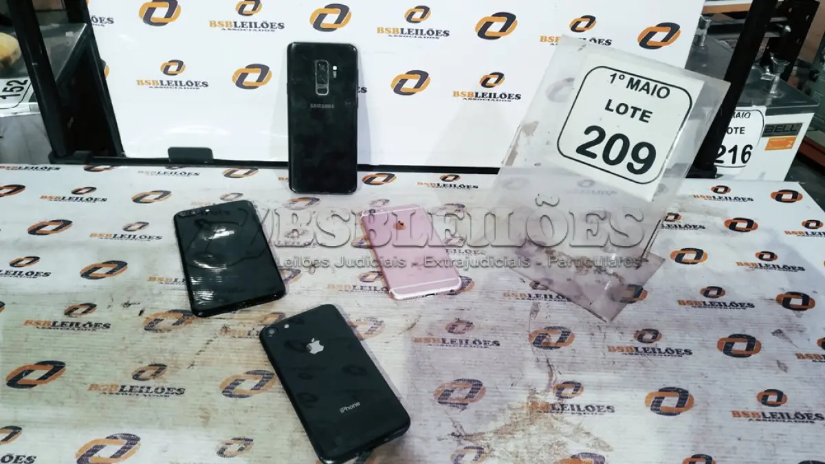 LOTE 209 - 01 SMARTPHONE MARCA SAMSUNG E 03 IPHONES DE MODELOS DIVERSOS. (NO ESTADO) ATENÇÃO! FAZER A VISITAÇÃO ANTES DE ARREMATAR, NÃO SABEMOS SE FUNCIONA, LEILÃO NÃO TEM GARANTIA E NEM DEVOLUÇÃO, SUJEITO A POSSÍVEIS AVARIAS VISÍVEIS/OCULTAS E/OU AUSÊNCIA DE COMPONENTES.