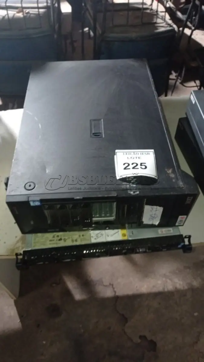 LOTE 225 - 01 SERVIDOR IBM 226 E 01 SERVIDOR IBM X3550. (NO ESTADO) ATENÇÃO! FAZER A VISITAÇÃO ANTES DE ARREMATAR, NÃO SABEMOS SE FUNCIONA, LEILÃO NÃO TEM GARANTIA E NEM DEVOLUÇÃO, SUJEITO A POSSÍVEIS AVARIAS VISÍVEIS/OCULTAS E/OU AUSÊNCIA DE COMPONENTES.