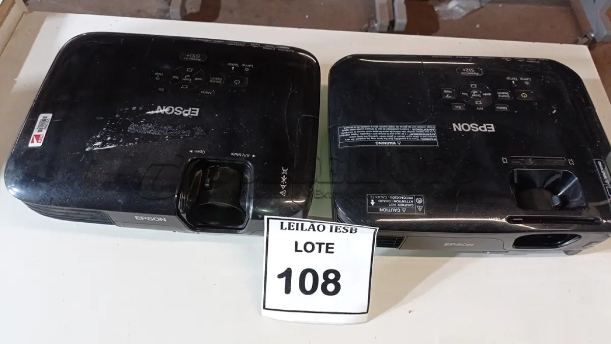 LOTE 108 - 02 PROJETORES EPSON. (NO ESTADO) ATENÇÃO! FAZER A VISITAÇÃO ANTES DE ARREMATAR, NÃO SABEMOS SE FUNCIONA, LEILÃO NÃO TEM GARANTIA E NEM DEVOLUÇÃO, SUJEITO A POSSÍVEIS AVARIAS VISÍVEIS/OCULTAS E/OU AUSÊNCIA DE COMPONENTES.
