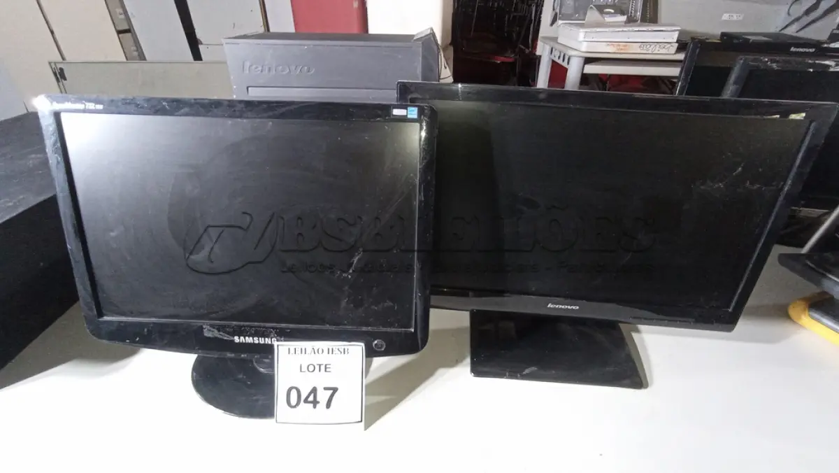 LOTE 047 - 02 MONITORES LENOVO E SAMSUNG. (NO ESTADO) ATENÇÃO! FAZER A VISITAÇÃO ANTES DE ARREMATAR, NÃO SABEMOS SE FUNCIONA, LEILÃO NÃO TEM GARANTIA E NEM DEVOLUÇÃO, SUJEITO A POSSÍVEIS AVARIAS VISÍVEIS/OCULTAS E/OU AUSÊNCIA DE COMPONENTES.