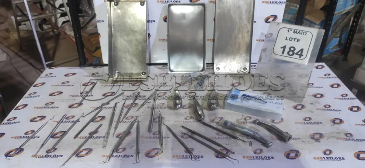 LOTE 184 - 01 CAIXA DE INOX COM VÁRIOS INSTRUMENTOS ODONTOLÓGICOS DE MODELOS DIVERSOS. (NO ESTADO) ATENÇÃO! FAZER A VISITAÇÃO ANTES DE ARREMATAR, NÃO SABEMOS SE FUNCIONA, LEILÃO NÃO TEM GARANTIA E NEM DEVOLUÇÃO, SUJEITO A POSSÍVEIS AVARIAS VISÍVEIS/OCULTAS E/OU AUSÊNCIA DE COMPONENTES.