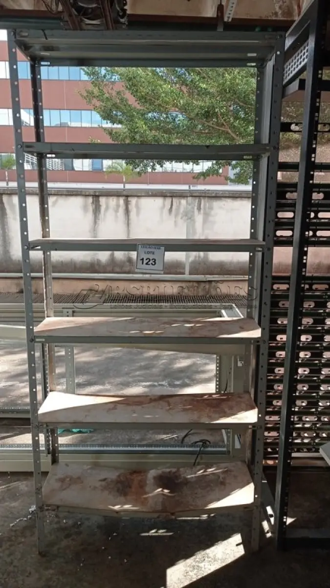 LOTE 123 - 01 ESTANTE EM AÇO 05 PRATELEIRAS. (NO ESTADO) ATENÇÃO! FAZER A VISITAÇÃO ANTES DE ARREMATAR, NÃO SABEMOS SE FUNCIONA, LEILÃO NÃO TEM GARANTIA E NEM DEVOLUÇÃO, SUJEITO A POSSÍVEIS AVARIAS VISÍVEIS/OCULTAS E/OU AUSÊNCIA DE COMPONENTES.