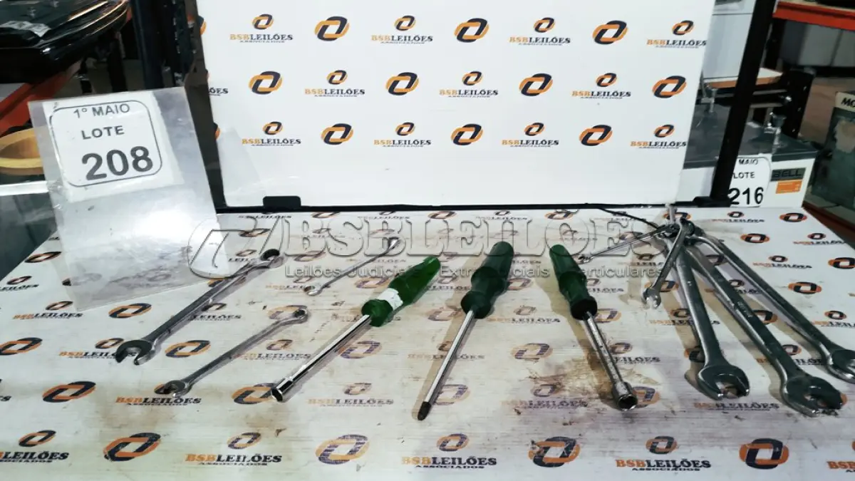 LOTE 208 - 01 LOTE COM VÁRIAS CHAVES TAMANHOS E MEDIDAS DIVERSAS MARCA BELZER. (NO ESTADO) ATENÇÃO! FAZER A VISITAÇÃO ANTES DE ARREMATAR, NÃO SABEMOS SE FUNCIONA, LEILÃO NÃO TEM GARANTIA E NEM DEVOLUÇÃO, SUJEITO A POSSÍVEIS AVARIAS VISÍVEIS/OCULTAS E/OU AUSÊNCIA DE COMPONENTES.