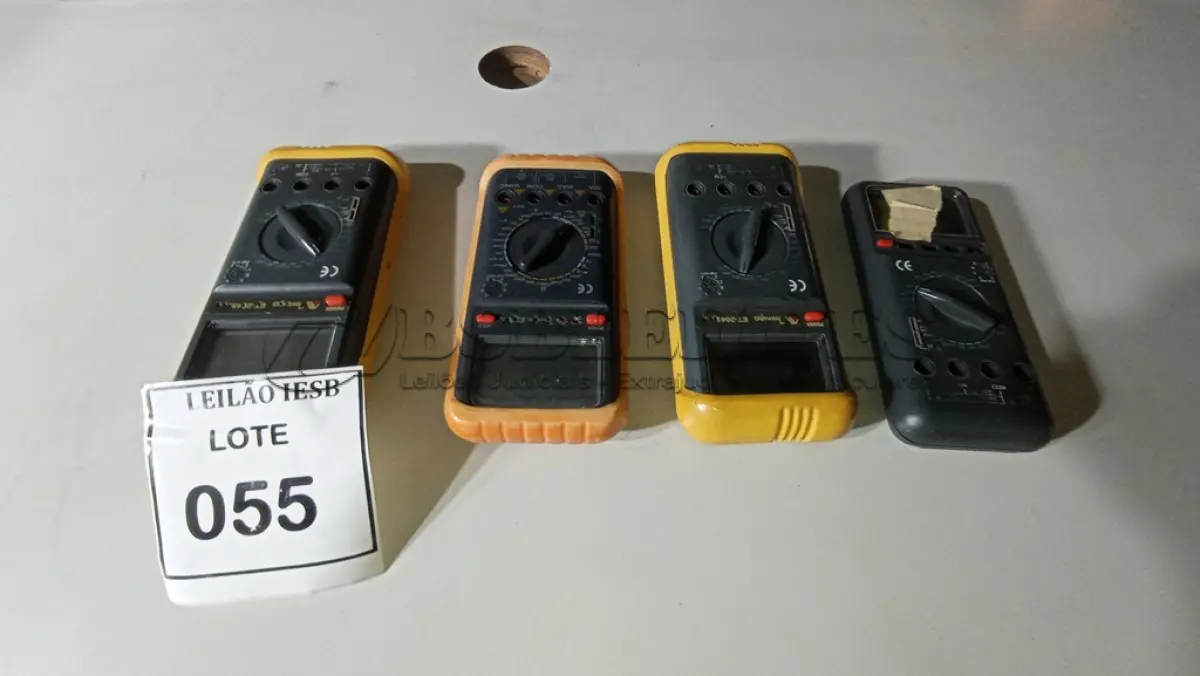 LOTE 055 - 04 VOLTÍMETROS DIGITAIS. (NO ESTADO) ATENÇÃO! FAZER A VISITAÇÃO ANTES DE ARREMATAR, NÃO SABEMOS SE FUNCIONA, LEILÃO NÃO TEM GARANTIA E NEM DEVOLUÇÃO, SUJEITO A POSSÍVEIS AVARIAS VISÍVEIS/OCULTAS E/OU AUSÊNCIA DE COMPONENTES.