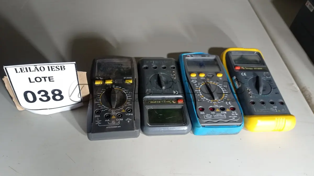 LOTE 038 - 04 VOLTÍMETROS DIGITAIS. (NO ESTADO) ATENÇÃO! FAZER A VISITAÇÃO ANTES DE ARREMATAR, NÃO SABEMOS SE FUNCIONA, LEILÃO NÃO TEM GARANTIA E NEM DEVOLUÇÃO, SUJEITO A POSSÍVEIS AVARIAS VISÍVEIS/OCULTAS E/OU AUSÊNCIA DE COMPONENTES.