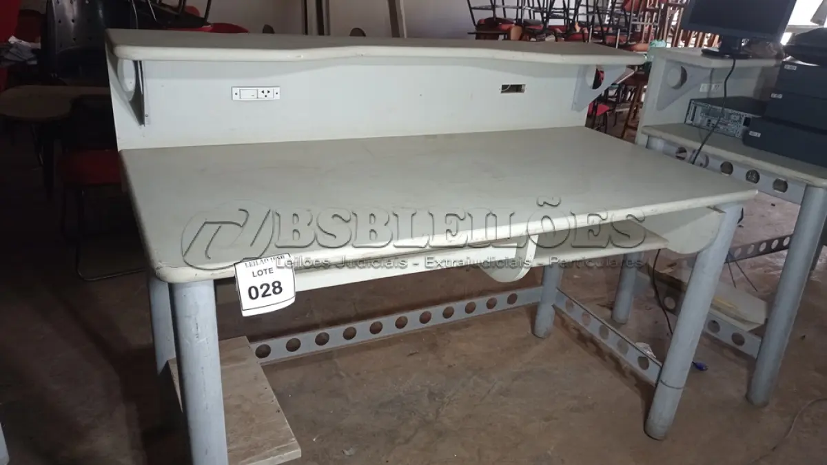 LOTE 028 - 01 ESTAÇÃO DE TRABALHO EM MADEIRA COM PÉ EM FERRO. (NO ESTADO) ATENÇÃO! FAZER A VISITAÇÃO ANTES DE ARREMATAR, NÃO SABEMOS SE FUNCIONA, LEILÃO NÃO TEM GARANTIA E NEM DEVOLUÇÃO, SUJEITO A POSSÍVEIS AVARIAS VISÍVEIS/OCULTAS E/OU AUSÊNCIA DE COMPONENTES.