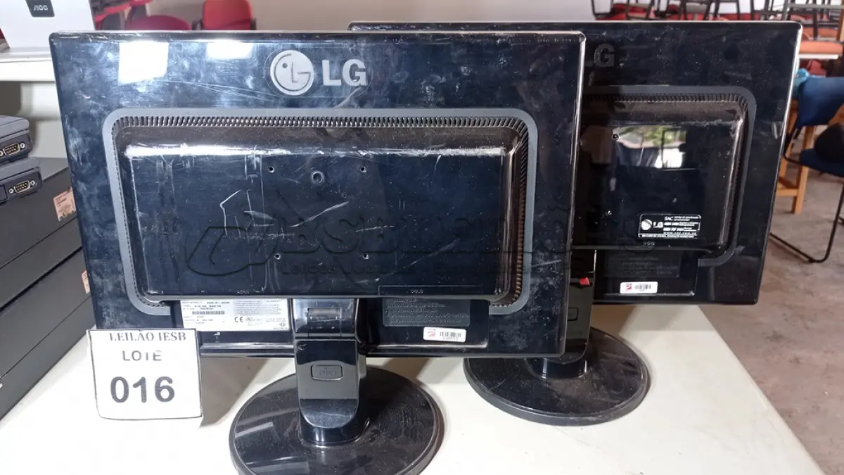 LOTE 016 - 02 MONITORES LG. (NO ESTADO) ATENÇÃO! FAZER A VISITAÇÃO ANTES DE ARREMATAR, NÃO SABEMOS SE FUNCIONA, LEILÃO NÃO TEM GARANTIA E NEM DEVOLUÇÃO, SUJEITO A POSSÍVEIS AVARIAS VISÍVEIS/OCULTAS E/OU AUSÊNCIA DE COMPONENTES.