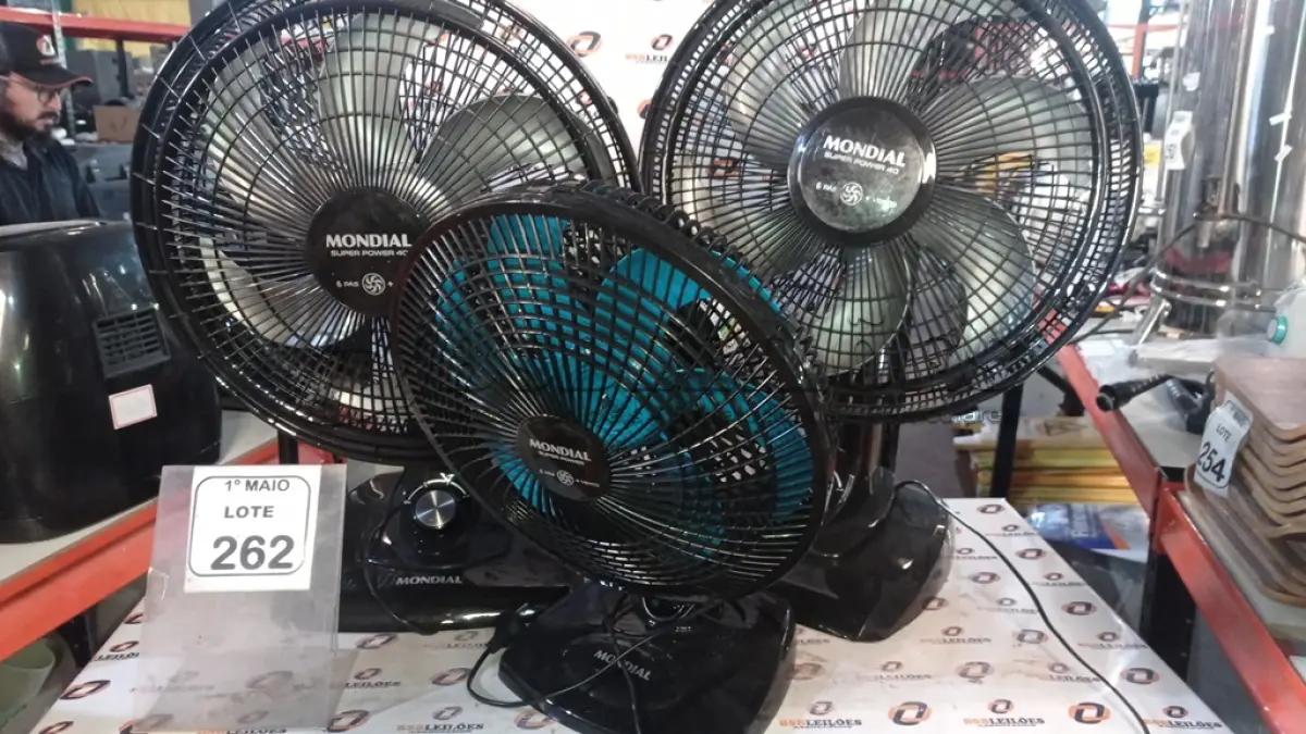 LOTE 262 - 03 VENTILADORES DE MODELOS DIVERSOS MARCA MONDIAL. (NO ESTADO) ATENÇÃO! FAZER A VISITAÇÃO ANTES DE ARREMATAR, NÃO SABEMOS SE FUNCIONA, LEILÃO NÃO TEM GARANTIA E NEM DEVOLUÇÃO, SUJEITO A POSSÍVEIS AVARIAS VISÍVEIS/OCULTAS E/OU AUSÊNCIA DE COMPONENTES.