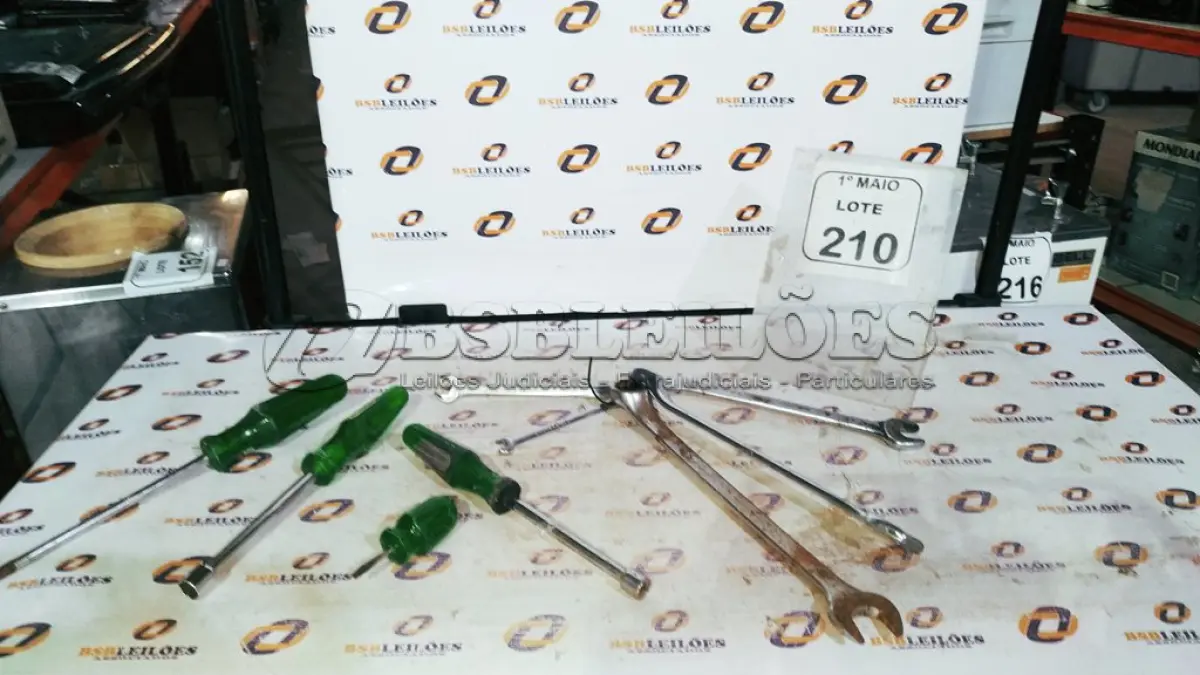 LOTE 210 - 01 LOTE COM VÁRIAS CHAVES TAMANHOS E MEDIDAS DIVERSAS MARCA BELZER. (NO ESTADO) ATENÇÃO! FAZER A VISITAÇÃO ANTES DE ARREMATAR, NÃO SABEMOS SE FUNCIONA, LEILÃO NÃO TEM GARANTIA E NEM DEVOLUÇÃO, SUJEITO A POSSÍVEIS AVARIAS VISÍVEIS/OCULTAS E/OU AUSÊNCIA DE COMPONENTES.