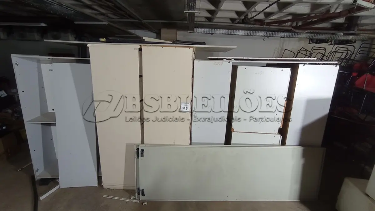 LOTE 045 - 01 LOTE COM ARMÁRIOS EM MADEIRA. (NO ESTADO) ATENÇÃO! FAZER A VISITAÇÃO ANTES DE ARREMATAR, NÃO SABEMOS SE FUNCIONA, LEILÃO NÃO TEM GARANTIA E NEM DEVOLUÇÃO, SUJEITO A POSSÍVEIS AVARIAS VISÍVEIS/OCULTAS E/OU AUSÊNCIA DE COMPONENTES.