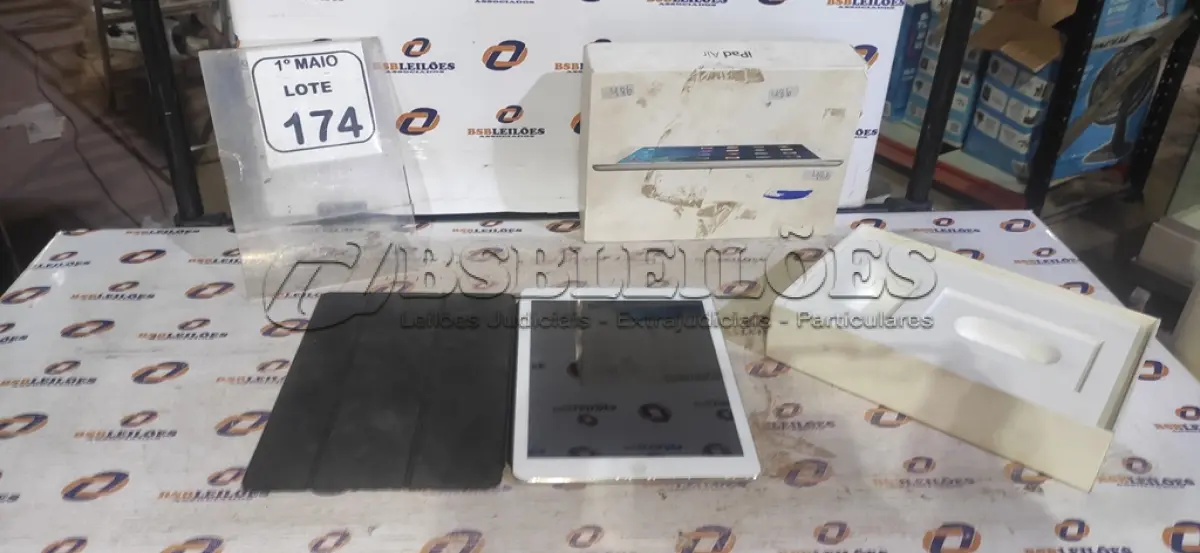 LOTE 174 - 01 IPAD AIR 2 SERIE DV6M614HF4YK. (NO ESTADO) ATENÇÃO! FAZER A VISITAÇÃO ANTES DE ARREMATAR, NÃO SABEMOS SE FUNCIONA, LEILÃO NÃO TEM GARANTIA E NEM DEVOLUÇÃO, SUJEITO A POSSÍVEIS AVARIAS VISÍVEIS/OCULTAS E/OU AUSÊNCIA DE COMPONENTES.