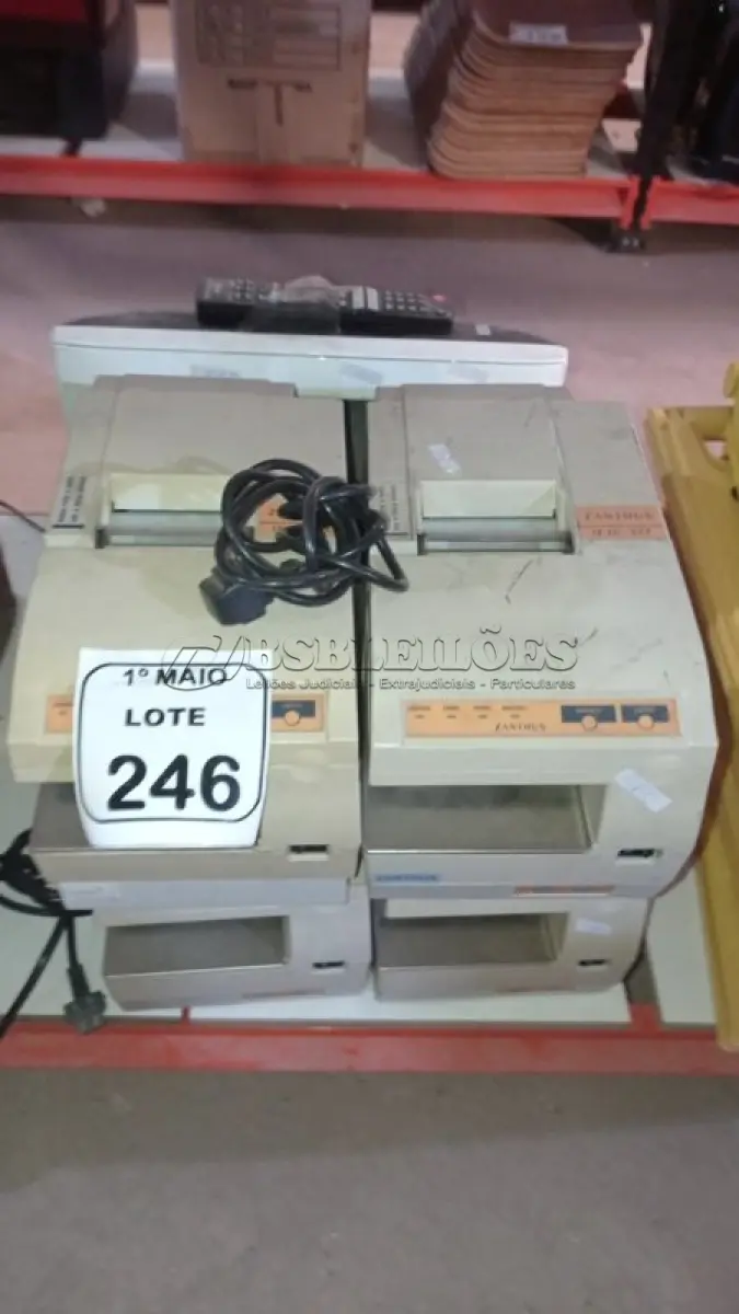 LOTE 246 - 04 IMPRESSORAS DE CUPOM MARCA ZANTHUS E 01 TV DE TUBO MARCA LG COM CONTROLE. (NO ESTADO) ATENÇÃO! FAZER A VISITAÇÃO ANTES DE ARREMATAR, NÃO SABEMOS SE FUNCIONA, LEILÃO NÃO TEM GARANTIA E NEM DEVOLUÇÃO, SUJEITO A POSSÍVEIS AVARIAS VISÍVEIS/OCULTAS E/OU AUSÊNCIA DE COMPONENTES.
