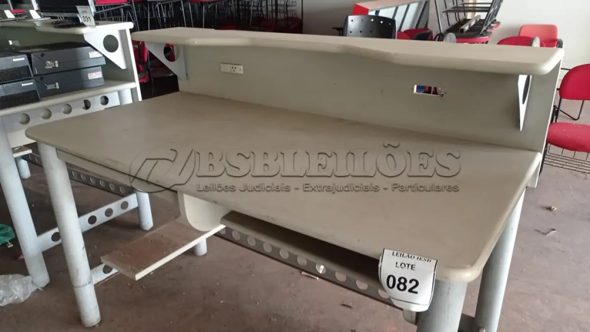 LOTE 082 - 01 ESTAÇÃO DE TRABALHO EM MADEIRA COM PÉ EM FERRO. (NO ESTADO) ATENÇÃO! FAZER A VISITAÇÃO ANTES DE ARREMATAR, NÃO SABEMOS SE FUNCIONA, LEILÃO NÃO TEM GARANTIA E NEM DEVOLUÇÃO, SUJEITO A POSSÍVEIS AVARIAS VISÍVEIS/OCULTAS E/OU AUSÊNCIA DE COMPONENTES.