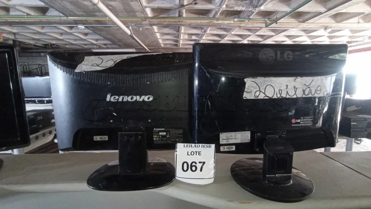 LOTE 067 - 01 MONITOR LG E 01 MONITOR LENOVO. (NO ESTADO) ATENÇÃO! FAZER A VISITAÇÃO ANTES DE ARREMATAR, NÃO SABEMOS SE FUNCIONA, LEILÃO NÃO TEM GARANTIA E NEM DEVOLUÇÃO, SUJEITO A POSSÍVEIS AVARIAS VISÍVEIS/OCULTAS E/OU AUSÊNCIA DE COMPONENTES.