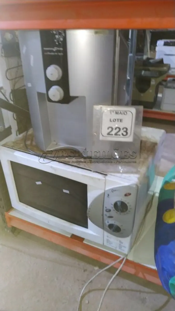 LOTE 223 - 01 FORNO MICRO-ONDAS E 01 PURIFICADOR DE ÁGUA. (NO ESTADO) ATENÇÃO! FAZER A VISITAÇÃO ANTES DE ARREMATAR, NÃO SABEMOS SE FUNCIONA, LEILÃO NÃO TEM GARANTIA E NEM DEVOLUÇÃO, SUJEITO A POSSÍVEIS AVARIAS VISÍVEIS/OCULTAS E/OU AUSÊNCIA DE COMPONENTES.