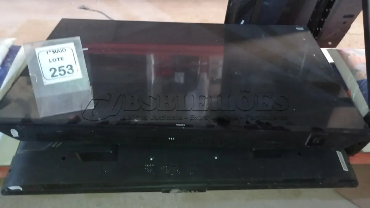 LOTE 253 - 03 TVS LCD DE MARCAS E TAMANHOS DIVERSOS. (NO ESTADO) ATENÇÃO! FAZER A VISITAÇÃO ANTES DE ARREMATAR, NÃO SABEMOS SE FUNCIONA, LEILÃO NÃO TEM GARANTIA E NEM DEVOLUÇÃO, SUJEITO A POSSÍVEIS AVARIAS VISÍVEIS/OCULTAS E/OU AUSÊNCIA DE COMPONENTES.