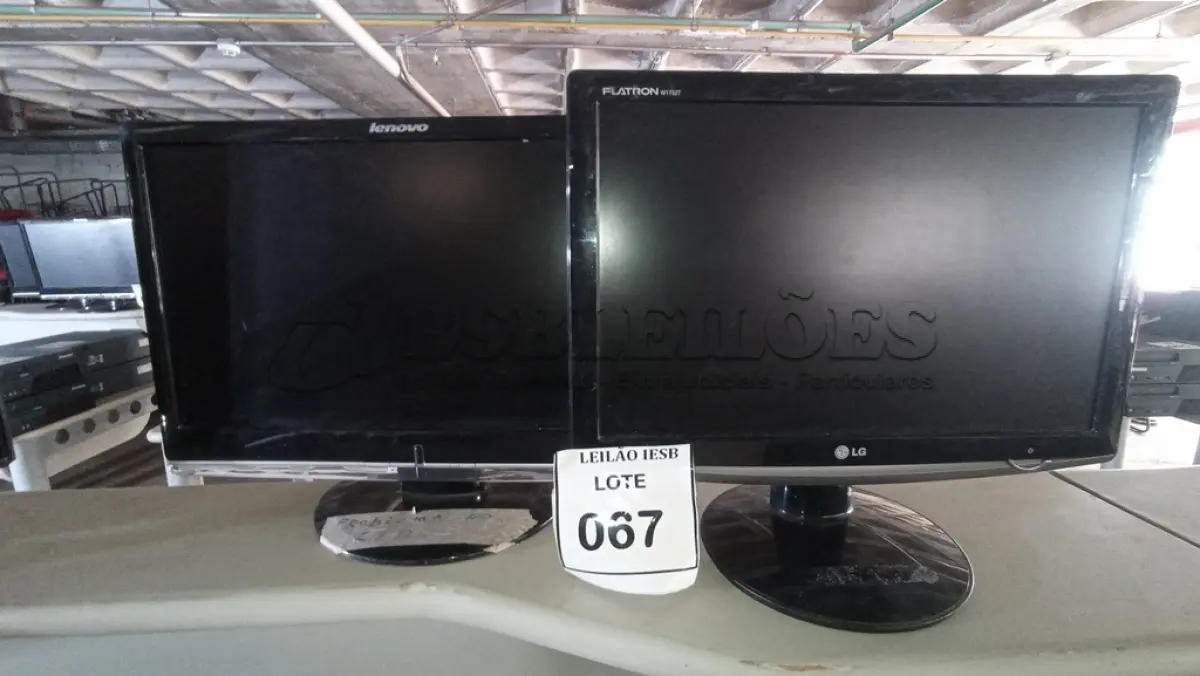 LOTE 067 - 01 MONITOR LG E 01 MONITOR LENOVO. (NO ESTADO) ATENÇÃO! FAZER A VISITAÇÃO ANTES DE ARREMATAR, NÃO SABEMOS SE FUNCIONA, LEILÃO NÃO TEM GARANTIA E NEM DEVOLUÇÃO, SUJEITO A POSSÍVEIS AVARIAS VISÍVEIS/OCULTAS E/OU AUSÊNCIA DE COMPONENTES.