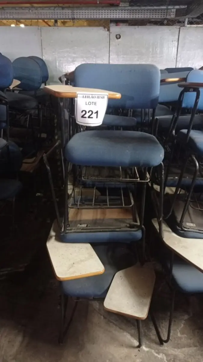 LOTE 221 - 15 CADEIRAS UNIVERSITÁRIA. (NO ESTADO) ATENÇÃO! FAZER A VISITAÇÃO ANTES DE ARREMATAR, NÃO SABEMOS SE FUNCIONA, LEILÃO NÃO TEM GARANTIA E NEM DEVOLUÇÃO, SUJEITO A POSSÍVEIS AVARIAS VISÍVEIS/OCULTAS E/OU AUSÊNCIA DE COMPONENTES.