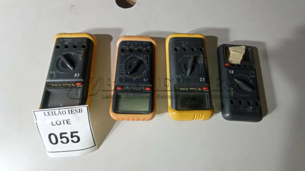 LOTE 055 - 04 VOLTÍMETROS DIGITAIS. (NO ESTADO) ATENÇÃO! FAZER A VISITAÇÃO ANTES DE ARREMATAR, NÃO SABEMOS SE FUNCIONA, LEILÃO NÃO TEM GARANTIA E NEM DEVOLUÇÃO, SUJEITO A POSSÍVEIS AVARIAS VISÍVEIS/OCULTAS E/OU AUSÊNCIA DE COMPONENTES.