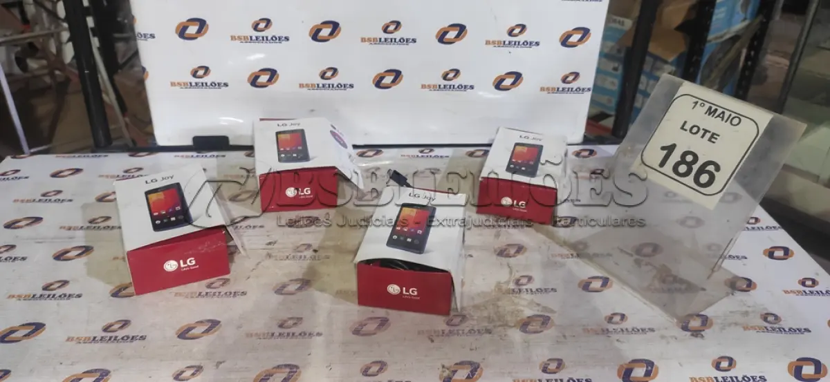 LOTE 186 - 04 CELULARES MODELO JOY CARREGADORES MARCA LG. (NO ESTADO) ATENÇÃO! FAZER A VISITAÇÃO ANTES DE ARREMATAR, NÃO SABEMOS SE FUNCIONA, LEILÃO NÃO TEM GARANTIA E NEM DEVOLUÇÃO, SUJEITO A POSSÍVEIS AVARIAS VISÍVEIS/OCULTAS E/OU AUSÊNCIA DE COMPONENTES.