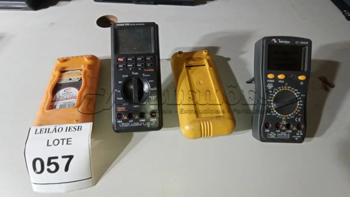 LOTE 057 - 04 VOLTÍMETROS DIGITAIS. (NO ESTADO) ATENÇÃO! FAZER A VISITAÇÃO ANTES DE ARREMATAR, NÃO SABEMOS SE FUNCIONA, LEILÃO NÃO TEM GARANTIA E NEM DEVOLUÇÃO, SUJEITO A POSSÍVEIS AVARIAS VISÍVEIS/OCULTAS E/OU AUSÊNCIA DE COMPONENTES.