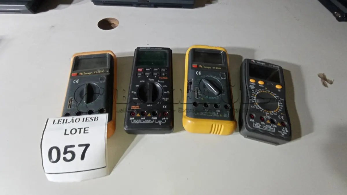 LOTE 057 - 04 VOLTÍMETROS DIGITAIS. (NO ESTADO) ATENÇÃO! FAZER A VISITAÇÃO ANTES DE ARREMATAR, NÃO SABEMOS SE FUNCIONA, LEILÃO NÃO TEM GARANTIA E NEM DEVOLUÇÃO, SUJEITO A POSSÍVEIS AVARIAS VISÍVEIS/OCULTAS E/OU AUSÊNCIA DE COMPONENTES.