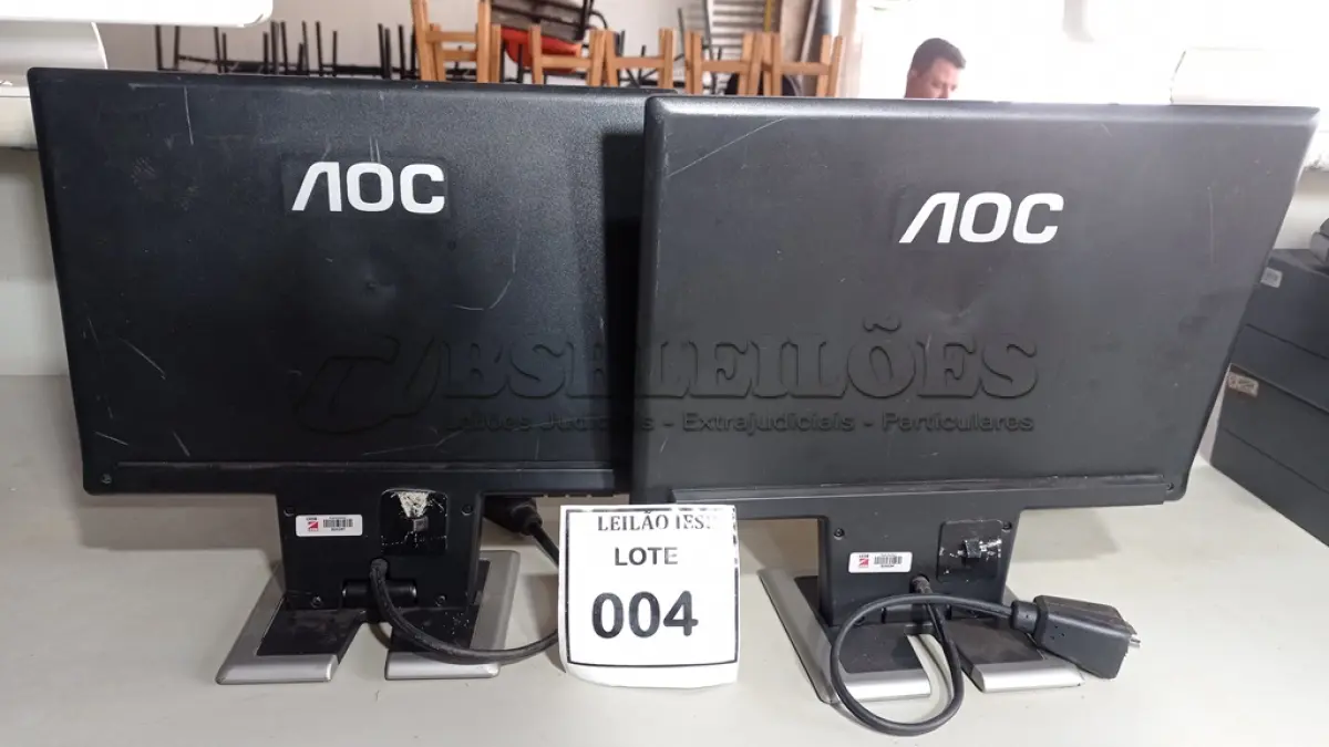 LOTE 004 - 02 MONITORES AOC. (NO ESTADO) ATENÇÃO! FAZER A VISITAÇÃO ANTES DE ARREMATAR, NÃO SABEMOS SE FUNCIONA, LEILÃO NÃO TEM GARANTIA E NEM DEVOLUÇÃO, SUJEITO A POSSÍVEIS AVARIAS VISÍVEIS/OCULTAS E/OU AUSÊNCIA DE COMPONENTES.
