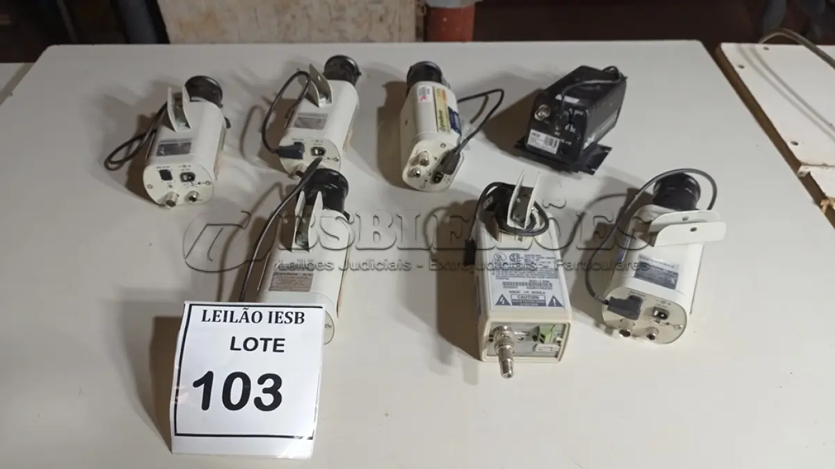 LOTE 103 - 07 CÂMERAS DE SEGURANÇA. (NO ESTADO) ATENÇÃO! FAZER A VISITAÇÃO ANTES DE ARREMATAR, NÃO SABEMOS SE FUNCIONA, LEILÃO NÃO TEM GARANTIA E NEM DEVOLUÇÃO, SUJEITO A POSSÍVEIS AVARIAS VISÍVEIS/OCULTAS E/OU AUSÊNCIA DE COMPONENTES.