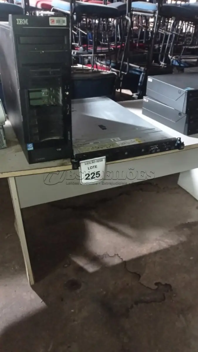 LOTE 225 - 01 SERVIDOR IBM 226 E 01 SERVIDOR IBM X3550. (NO ESTADO) ATENÇÃO! FAZER A VISITAÇÃO ANTES DE ARREMATAR, NÃO SABEMOS SE FUNCIONA, LEILÃO NÃO TEM GARANTIA E NEM DEVOLUÇÃO, SUJEITO A POSSÍVEIS AVARIAS VISÍVEIS/OCULTAS E/OU AUSÊNCIA DE COMPONENTES.
