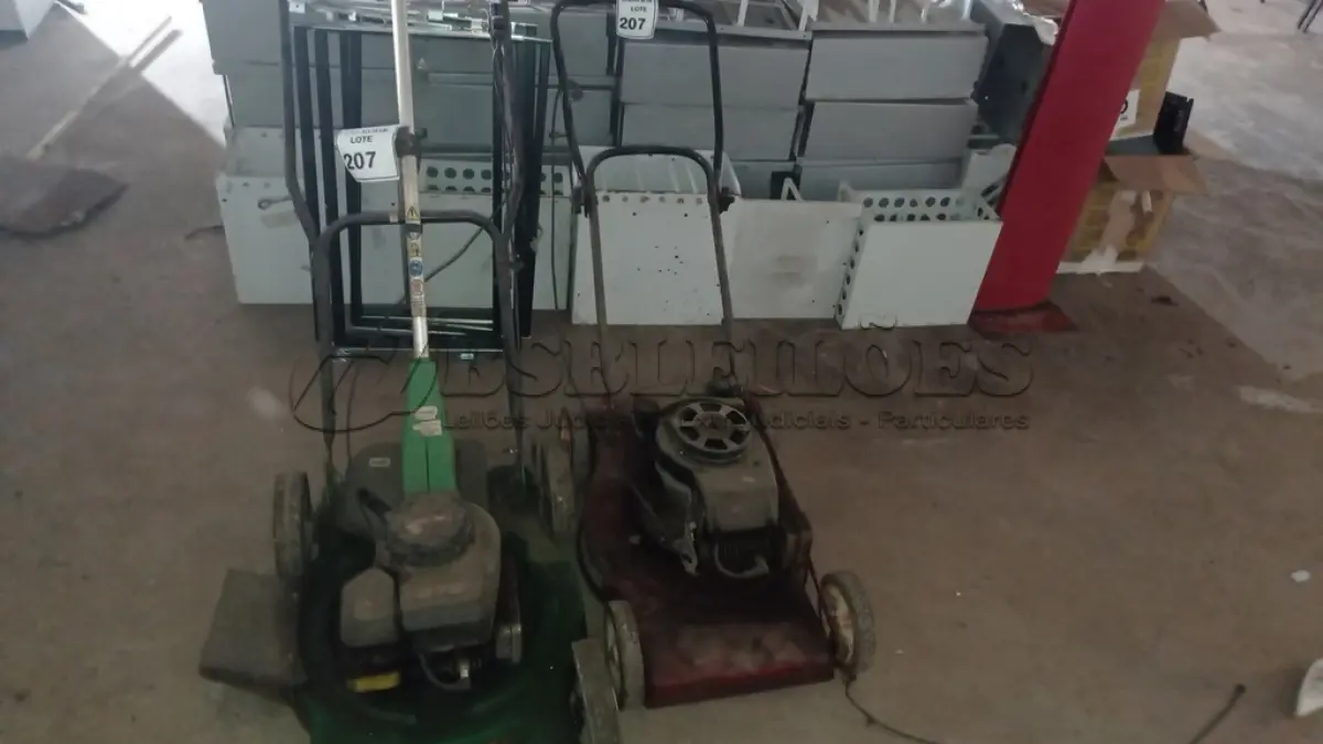 LOTE 207 - 02 CORTADORES DE GRAMA A GASOLINA E 01 ROÇADEIRA ELÉTRICA. (NO ESTADO) ATENÇÃO! FAZER A VISITAÇÃO ANTES DE ARREMATAR, NÃO SABEMOS SE FUNCIONA, LEILÃO NÃO TEM GARANTIA E NEM DEVOLUÇÃO, SUJEITO A POSSÍVEIS AVARIAS VISÍVEIS/OCULTAS E/OU AUSÊNCIA DE COMPONENTES.