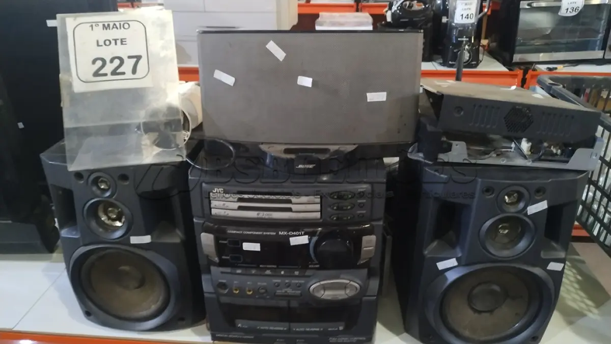 LOTE 227 - 01 MINI SYSTEM MARCA JVC COM 02 CAIXAS DE SOM, 01 APARELHO DE SOM MARCA PHILIPS, 01 ALARME RESIDENCIAL, 01 APARELHO DVD E 03 ROTEADORES DE MARCAS E MODELOS DIVERSOS. (NO ESTADO) ATENÇÃO! FAZER A VISITAÇÃO ANTES DE ARREMATAR, NÃO SABEMOS SE FUNCIONA, LEILÃO NÃO TEM GARANTIA E NEM DEVOLUÇÃO, SUJEITO A POSSÍVEIS AVARIAS VISÍVEIS/OCULTAS E/OU AUSÊNCIA DE COMPONENTES.