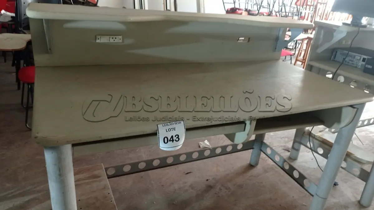 LOTE 043 - 01 ESTAÇÃO DE TRABALHO EM MADEIRA COM PÉ EM FERRO. (NO ESTADO) ATENÇÃO! FAZER A VISITAÇÃO ANTES DE ARREMATAR, NÃO SABEMOS SE FUNCIONA, LEILÃO NÃO TEM GARANTIA E NEM DEVOLUÇÃO, SUJEITO A POSSÍVEIS AVARIAS VISÍVEIS/OCULTAS E/OU AUSÊNCIA DE COMPONENTES.