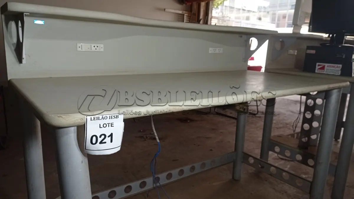 LOTE 021 - 01 ESTAÇÃO DE TRABALHO EM MADEIRA COM PÉ EM FERRO.  (NO ESTADO) ATENÇÃO! FAZER A VISITAÇÃO ANTES DE ARREMATAR, NÃO SABEMOS SE FUNCIONA, LEILÃO NÃO TEM GARANTIA E NEM DEVOLUÇÃO, SUJEITO A POSSÍVEIS AVARIAS VISÍVEIS/OCULTAS E/OU AUSÊNCIA DE COMPONENTES.