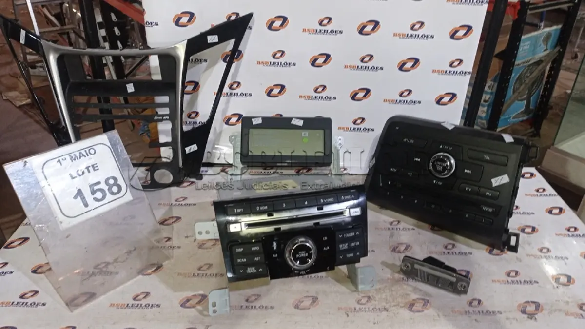 LOTE 158 - 02 APARELHOS DE MULTIMÍDIA AUTOMOTIVO E 01 PAINEL DE CD PLAYER AUTOMOTIVO. (NO ESTADO) ATENÇÃO! FAZER A VISITAÇÃO ANTES DE ARREMATAR, NÃO SABEMOS SE FUNCIONA, LEILÃO NÃO TEM GARANTIA E NEM DEVOLUÇÃO, SUJEITO A POSSÍVEIS AVARIAS VISÍVEIS/OCULTAS E/OU AUSÊNCIA DE COMPONENTES.