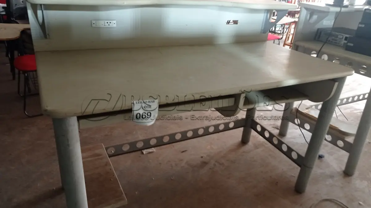 LOTE 069 - 01 ESTAÇÃO DE TRABALHO EM MADEIRA COM PÉ EM FERRO. (NO ESTADO) ATENÇÃO! FAZER A VISITAÇÃO ANTES DE ARREMATAR, NÃO SABEMOS SE FUNCIONA, LEILÃO NÃO TEM GARANTIA E NEM DEVOLUÇÃO, SUJEITO A POSSÍVEIS AVARIAS VISÍVEIS/OCULTAS E/OU AUSÊNCIA DE COMPONENTES.