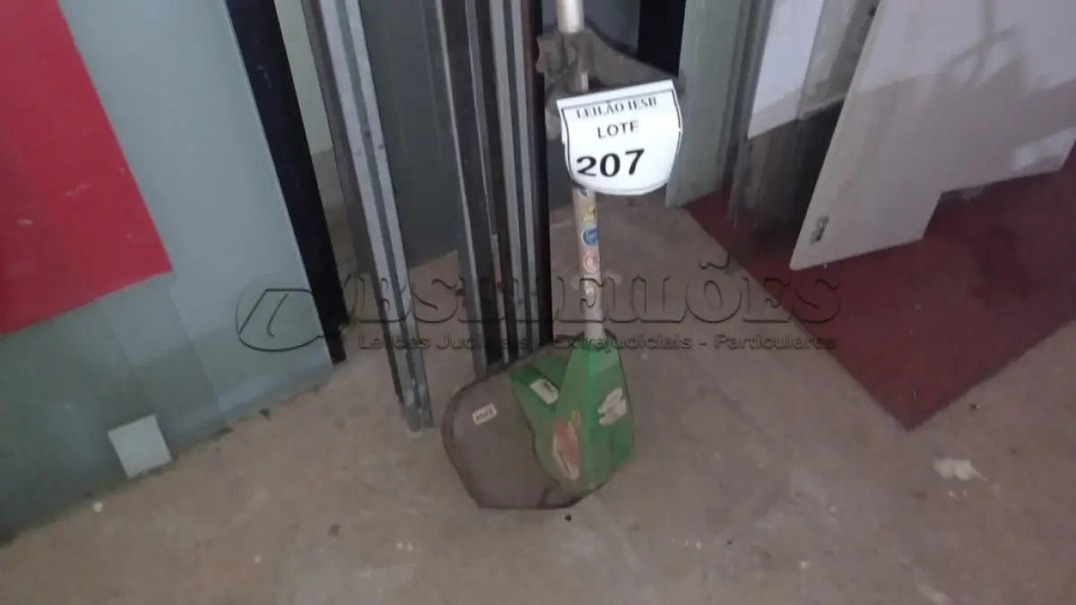 LOTE 207 - 02 CORTADORES DE GRAMA A GASOLINA E 01 ROÇADEIRA ELÉTRICA. (NO ESTADO) ATENÇÃO! FAZER A VISITAÇÃO ANTES DE ARREMATAR, NÃO SABEMOS SE FUNCIONA, LEILÃO NÃO TEM GARANTIA E NEM DEVOLUÇÃO, SUJEITO A POSSÍVEIS AVARIAS VISÍVEIS/OCULTAS E/OU AUSÊNCIA DE COMPONENTES.