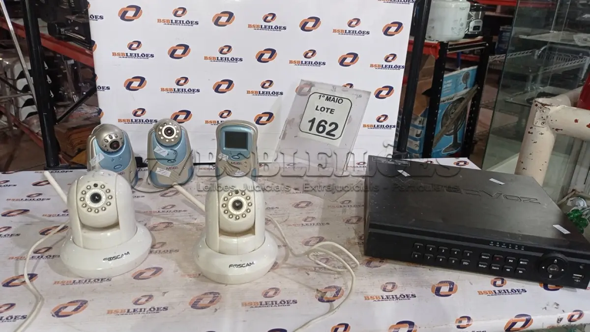 LOTE 162 - 01 APARELHO DVR E 02 CÂMERAS DE MONITORAMENTO MARCA FOSCAM E 03 CÂMERAS SEM FIO MARCA MOBI. (NO ESTADO) ATENÇÃO! FAZER A VISITAÇÃO ANTES DE ARREMATAR, NÃO SABEMOS SE FUNCIONA, LEILÃO NÃO TEM GARANTIA E NEM DEVOLUÇÃO, SUJEITO A POSSÍVEIS AVARIAS VISÍVEIS/OCULTAS E/OU AUSÊNCIA DE COMPONENTES.