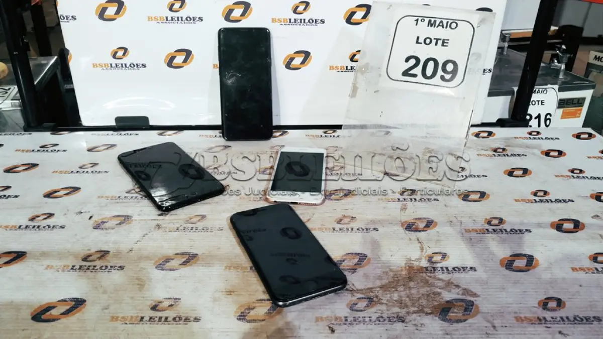 LOTE 209 - 01 SMARTPHONE MARCA SAMSUNG E 03 IPHONES DE MODELOS DIVERSOS. (NO ESTADO) ATENÇÃO! FAZER A VISITAÇÃO ANTES DE ARREMATAR, NÃO SABEMOS SE FUNCIONA, LEILÃO NÃO TEM GARANTIA E NEM DEVOLUÇÃO, SUJEITO A POSSÍVEIS AVARIAS VISÍVEIS/OCULTAS E/OU AUSÊNCIA DE COMPONENTES.