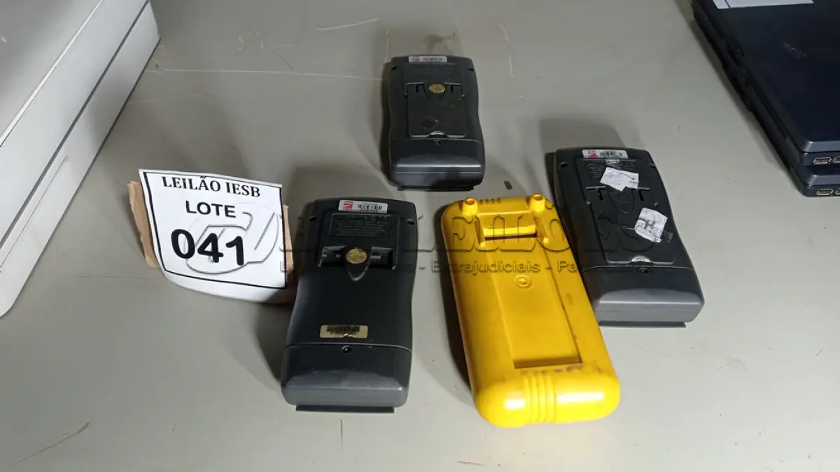 LOTE 041 - 04 VOLTÍMETROS DIGITAIS. (NO ESTADO) ATENÇÃO! FAZER A VISITAÇÃO ANTES DE ARREMATAR, NÃO SABEMOS SE FUNCIONA, LEILÃO NÃO TEM GARANTIA E NEM DEVOLUÇÃO, SUJEITO A POSSÍVEIS AVARIAS VISÍVEIS/OCULTAS E/OU AUSÊNCIA DE COMPONENTES.