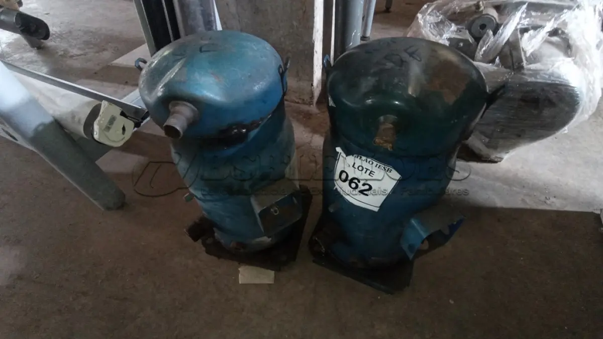 LOTE 062 - 02 COMPRESSORES AZUL PARA REFRIGERAÇÃO. (NO ESTADO) ATENÇÃO! FAZER A VISITAÇÃO ANTES DE ARREMATAR, NÃO SABEMOS SE FUNCIONA, LEILÃO NÃO TEM GARANTIA E NEM DEVOLUÇÃO, SUJEITO A POSSÍVEIS AVARIAS VISÍVEIS/OCULTAS E/OU AUSÊNCIA DE COMPONENTES.