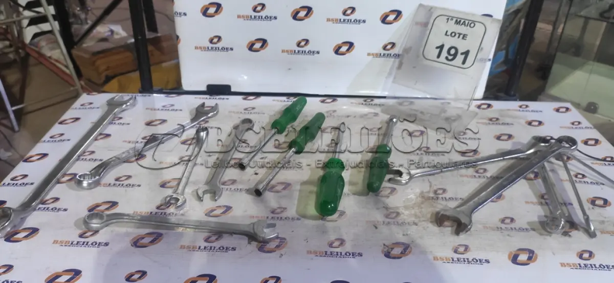 LOTE 191 - 01 LOTE COM VÁRIAS CHAVES TAMANHOS E MEDIDAS DIVERSAS MARCAS STARFER E BELZER. (NO ESTADO) ATENÇÃO! FAZER A VISITAÇÃO ANTES DE ARREMATAR, NÃO SABEMOS SE FUNCIONA, LEILÃO NÃO TEM GARANTIA E NEM DEVOLUÇÃO, SUJEITO A POSSÍVEIS AVARIAS VISÍVEIS/OCULTAS E/OU AUSÊNCIA DE COMPONENTES.