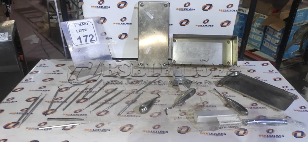 LOTE 172 - 01 CAIXA DE INOX COM VÁRIOS INSTRUMENTOS ODONTOLÓGICOS DE MODELOS DIVERSOS. (NO ESTADO) ATENÇÃO! FAZER A VISITAÇÃO ANTES DE ARREMATAR, NÃO SABEMOS SE FUNCIONA, LEILÃO NÃO TEM GARANTIA E NEM DEVOLUÇÃO, SUJEITO A POSSÍVEIS AVARIAS VISÍVEIS/OCULTAS E/OU AUSÊNCIA DE COMPONENTES.