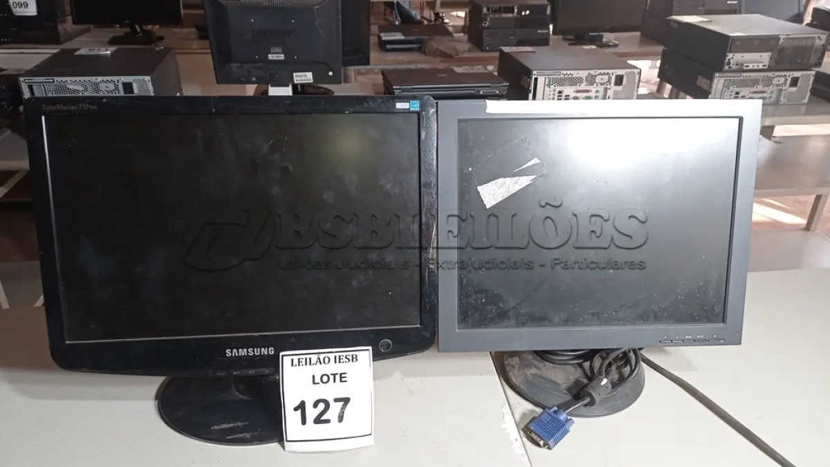 LOTE 127 - 01 MONITOR SAMSUNG E 01 MONITOR LENOVO. (NO ESTADO) ATENÇÃO! FAZER A VISITAÇÃO ANTES DE ARREMATAR, NÃO SABEMOS SE FUNCIONA, LEILÃO NÃO TEM GARANTIA E NEM DEVOLUÇÃO, SUJEITO A POSSÍVEIS AVARIAS VISÍVEIS/OCULTAS E/OU AUSÊNCIA DE COMPONENTES.