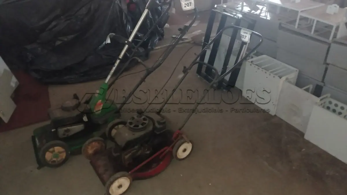 LOTE 207 - 02 CORTADORES DE GRAMA A GASOLINA E 01 ROÇADEIRA ELÉTRICA. (NO ESTADO) ATENÇÃO! FAZER A VISITAÇÃO ANTES DE ARREMATAR, NÃO SABEMOS SE FUNCIONA, LEILÃO NÃO TEM GARANTIA E NEM DEVOLUÇÃO, SUJEITO A POSSÍVEIS AVARIAS VISÍVEIS/OCULTAS E/OU AUSÊNCIA DE COMPONENTES.