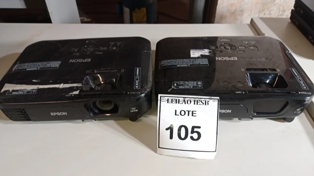 LOTE 105 - 02 PROJETORES EPSON. (NO ESTADO) ATENÇÃO! FAZER A VISITAÇÃO ANTES DE ARREMATAR, NÃO SABEMOS SE FUNCIONA, LEILÃO NÃO TEM GARANTIA E NEM DEVOLUÇÃO, SUJEITO A POSSÍVEIS AVARIAS VISÍVEIS/OCULTAS E/OU AUSÊNCIA DE COMPONENTES.
